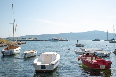Karadağ bağlantı noktasının satın tekne. Yaz saati