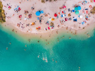 mavi masmavi su ile güneşli kumlu plaj havadan görünümü