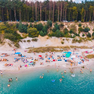 göl kıyısı güneşli günde havadan görünümü.