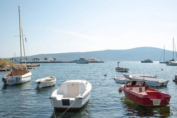Лодка в покупке черногорского порта. летнее время — стоковое фото