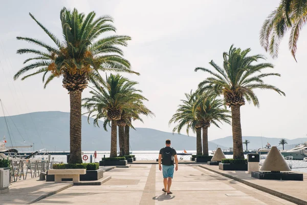 Hombre caminando por el muelle en día de verano — Foto de Stock