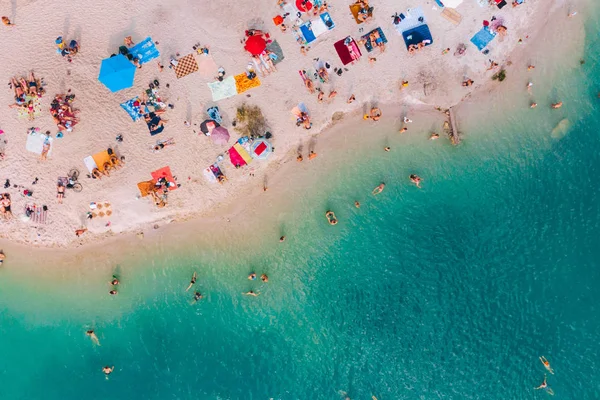 Vue aérienne de la plage de sable ensoleillée avec de l'eau bleue azur — Photo