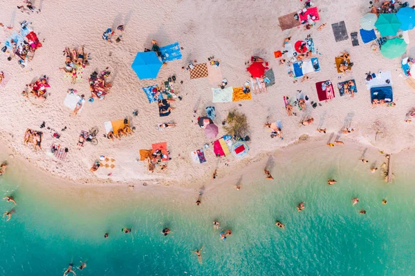mavi masmavi su ile güneşli kumlu plaj havadan görünümü