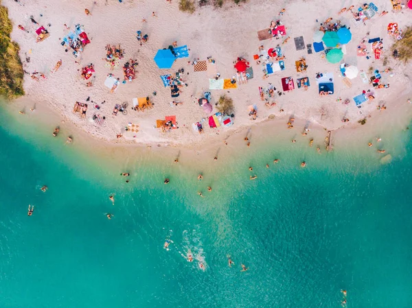 mavi masmavi su ile güneşli kumlu plaj havadan görünümü