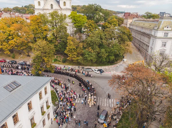 Lviv, Ukrajna - 2018. október 7.: légifelvételek vallási körmenet a város utcáin — Stock Fotó
