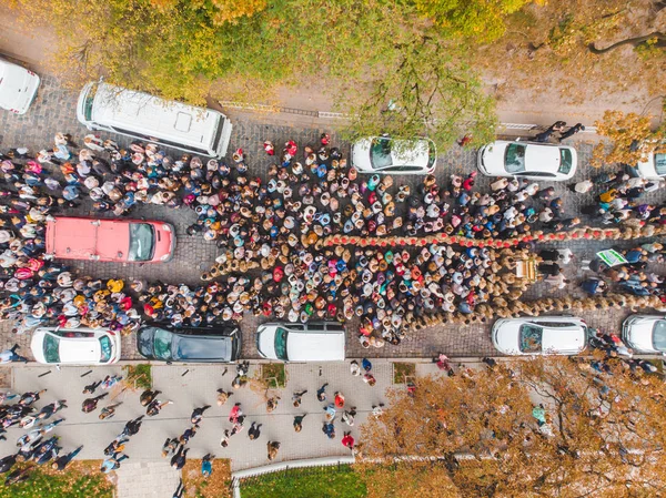 Lvov, Ukrajina - 7. října 2018: letecký pohled na náboženské procesí v ulicích města — Stock fotografie