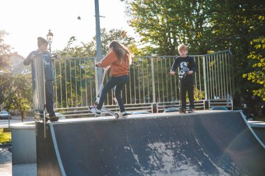 Lviv, Ukrayna - 30 Eylül 2018: çocuklar ride skate Park scooter üzerinde