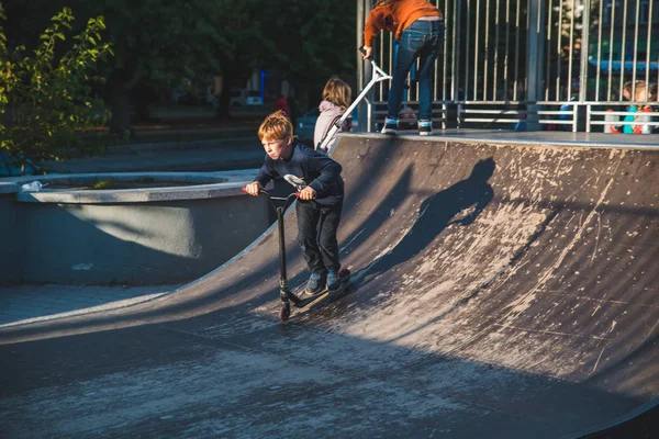 Lwów, Ukraina - 30 września 2018: dzieci jazdy na skuter o skatepark — Zdjęcie stockowe