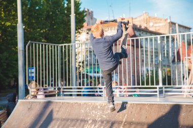 Lviv, Ukrayna - 30 Eylül 2018: çocuklar ride skate Park scooter üzerinde