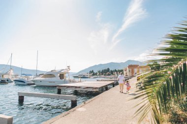 setin Dağları ile arka plan üzerinde yürüyen insanlar