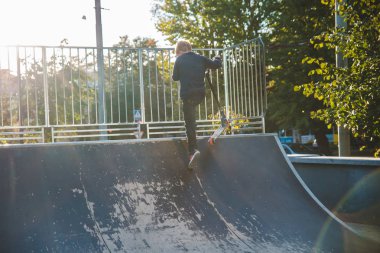 Lviv, Ukrayna - 30 Eylül 2018: çocuklar ride skate Park scooter üzerinde
