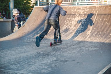 Lviv, Ukrayna - 30 Eylül 2018: çocuklar ride skate Park scooter üzerinde