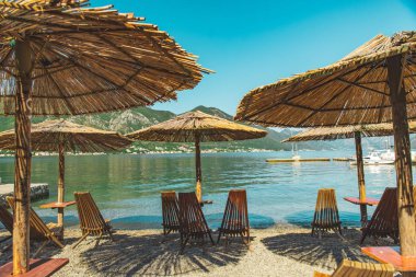 boş plaj şezlong ve şemsiye ile. Deniz Dağları ile