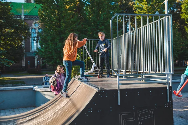 LVIV, UCRANIA - 30 de septiembre de 2018: los niños viajan en scooter en skate park — Foto de Stock