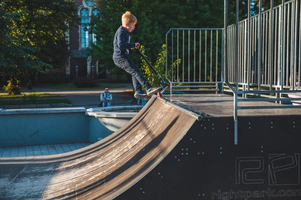 リヴィウ、ウクライナ - 2018 年 9 月 30 日: 子供にスケートパークでスクーターに乗る — ストック写真
