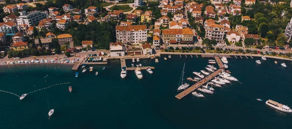 Vista aérea de yates en muelles de la ciudad de montenegro —  Fotos de Stock