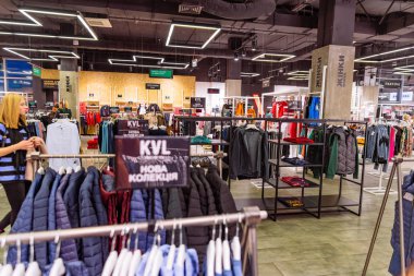 Lviv, Ukrayna - 27 Ekim 2018: moda giyim mağazası içinde