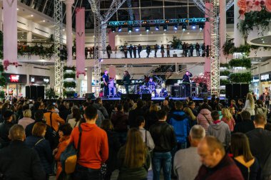 Lviv, Ukrayna - 27 Ekim 2018: insanlar dinleme grubu konseri alışveriş merkezinde