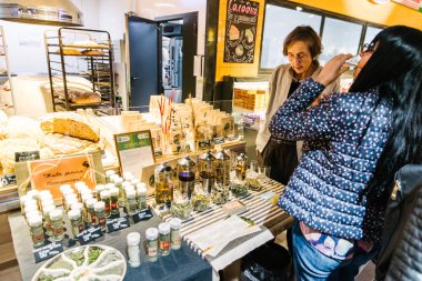 Lviv, Ukrayna - 27 Ekim 2018: bakkal alışveriş kavramı