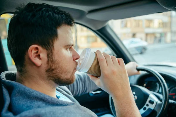 Muž řídil auto a pití kávy — Stock fotografie
