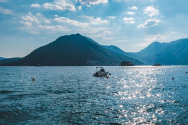 kotor Körfezi ve dağlar aralığı görünümünü manzara