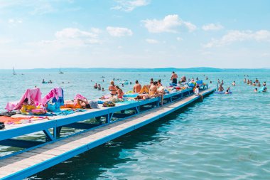 Balaton, Macaristan - 14 Temmuz 2018: mavi masmavi gölde yüzmeye insanlar