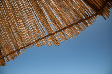 güneş şemsiyesi yakın dağlarda arka plan üzerinde