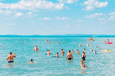 Balaton, Macaristan - 14 Temmuz 2018: mavi masmavi gölde yüzmeye insanlar