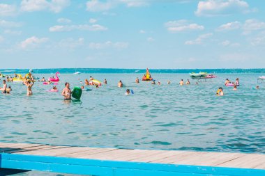 Balaton, Macaristan - 14 Temmuz 2018: mavi masmavi gölde yüzmeye insanlar