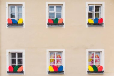 Paskalya dekorasyon pencere binasında yumurta