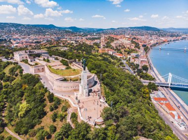 güneşli yaz günü Hill'de geller görünümünü.