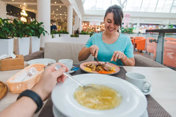 Pareja comiendo en la cafetería. punto de vista — Foto de Stock