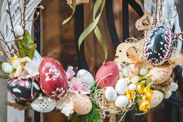 Ester süslemeleri bunnies ile söğüt dalı kadar kapatın — Stok fotoğraf