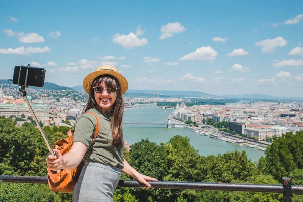 Sorridente donna allegra in occhiali da sole prendendo selfie. budapest città sullo sfondo — Foto Stock