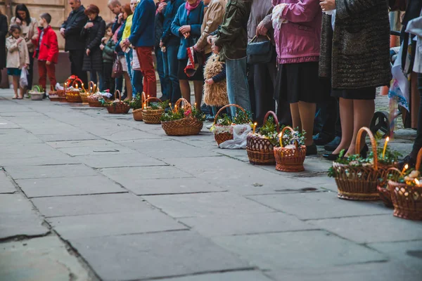 LVIV, UCRÂNIA - 7 de abril de 2018: tradições da Páscoa. bolos de bênção na rua perto da igreja — Fotografia de Stock