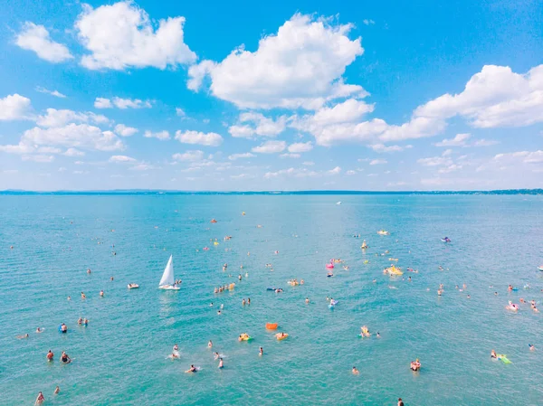 Vista aérea de la gente nadando en agua azul — Foto de Stock