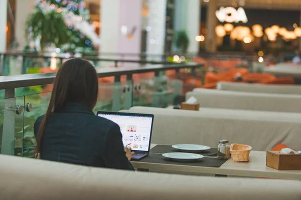 LVIV, UKRAINE - January 23, 2019: woman sitting in cafe working on laptop — Stock Photo, Image