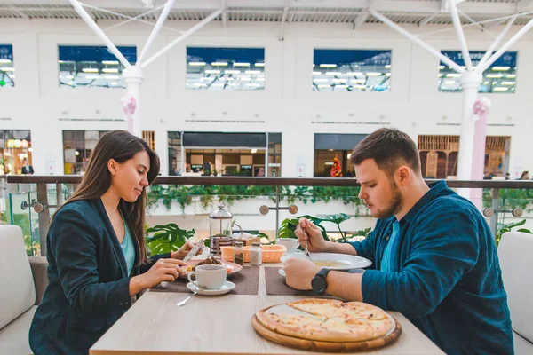 Pareja almorzando juntos en el café del centro comercial. fecha de hablar — Foto de Stock