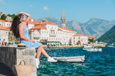 Perast city bölgesindeki yürüyen kadın. yaz tatili. Deniz Körfezi