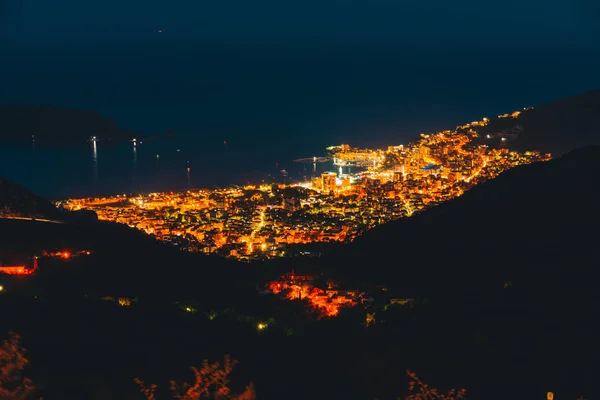 Stadsbilden nattvisning av Budva stad — Stockfoto