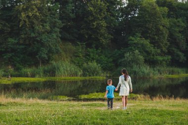 Göl yürüme elele çocuk ile anne