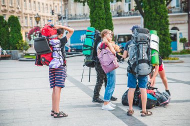 Lviv, Ukrayna - 6 Temmuz 2018: Grup şehir meydanında toplanan yürüyüşçü