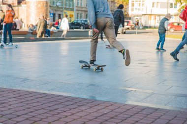 Lviv, Ukrayna - 30 Eylül 2018: çocuklar yolculuk şehir Park paten