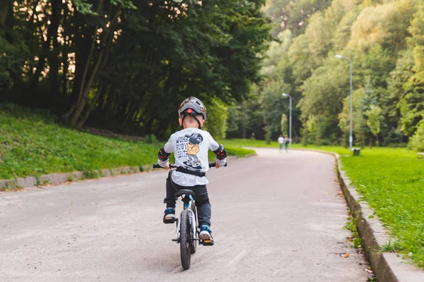 LVIV, UCRANIA - 18 de agosto de 2018: niño pequeño en bicicleta con casco —  Fotos de Stock