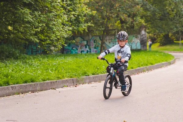 LVIV, UCRANIA - 18 de agosto de 2018: niño pequeño en bicicleta con casco —  Fotos de Stock