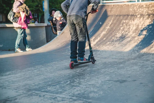 LVIV, UKRAINE - 30 de setembro de 2018: passeio de crianças em scooter no parque de skate — Fotografia de Stock
