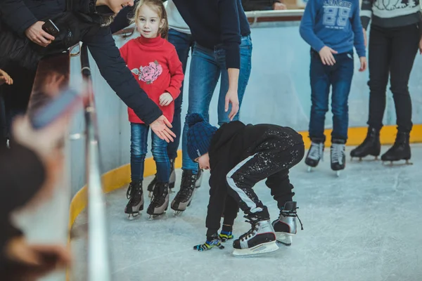 リヴィウ、ウクライナ - 2019 年 2 月 3 日: 人のシティ モールでスキー スケート リンクでスケート — ストック写真