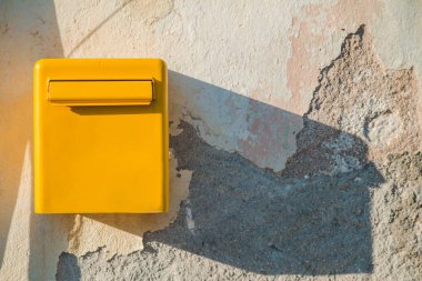Sarı posta kutusu eski duvarda. kopya alanı