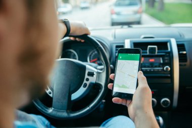 Telefonunuzun ve navigator direksiyon üzerinde adam eller