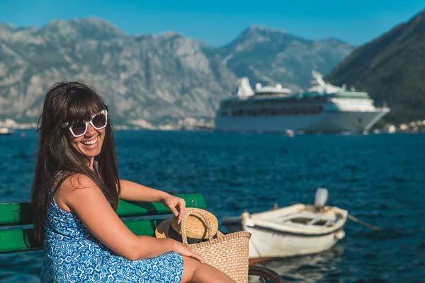 Bella donna su panchina mare e montagne su sfondo. nave da crociera — Foto Stock